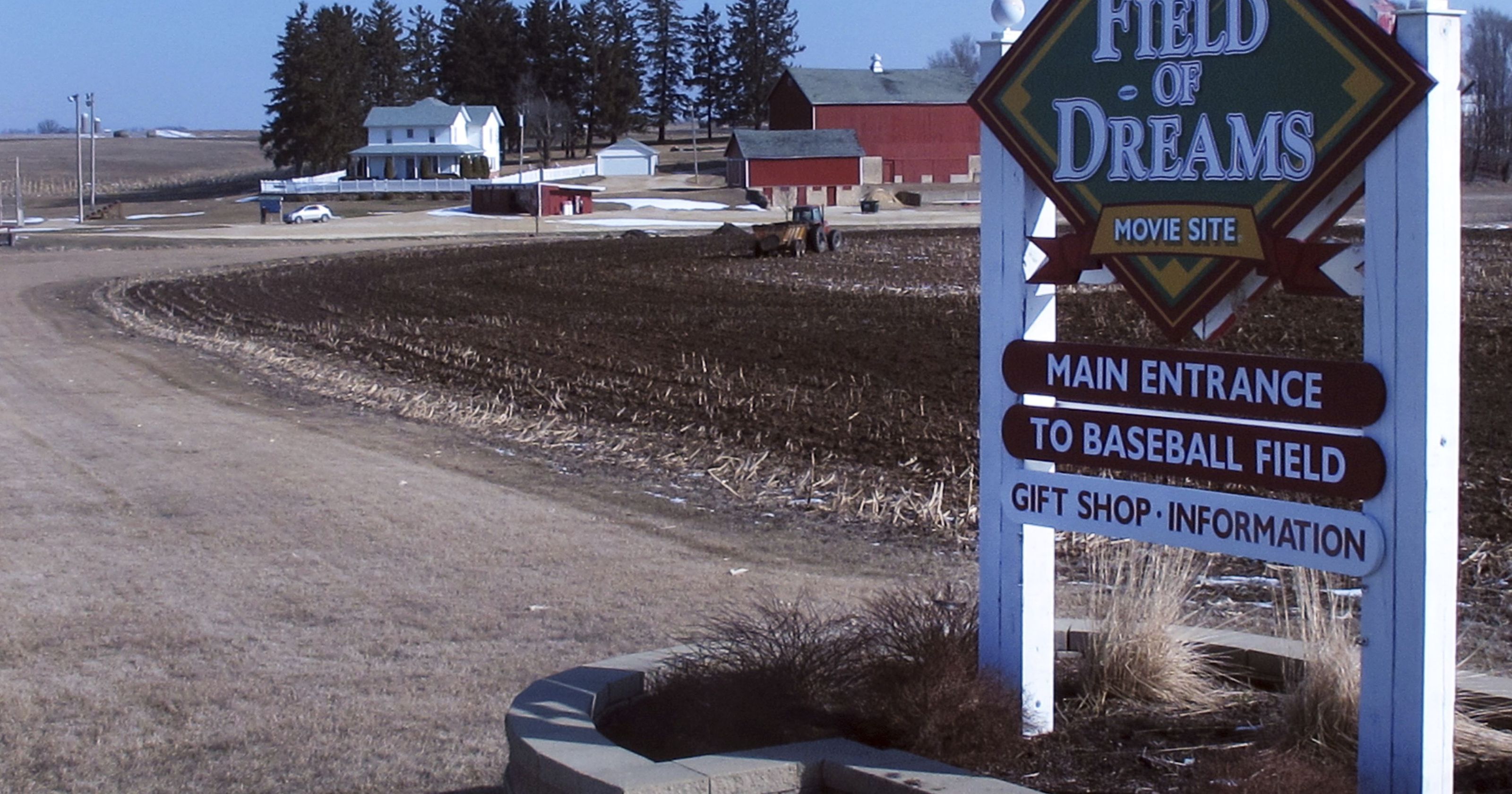 Column: In retrospect, ‘Field of Dreams’ is a terrible film